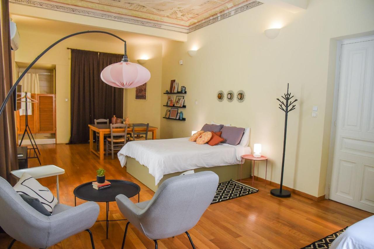 Neoclassical Apartment *
