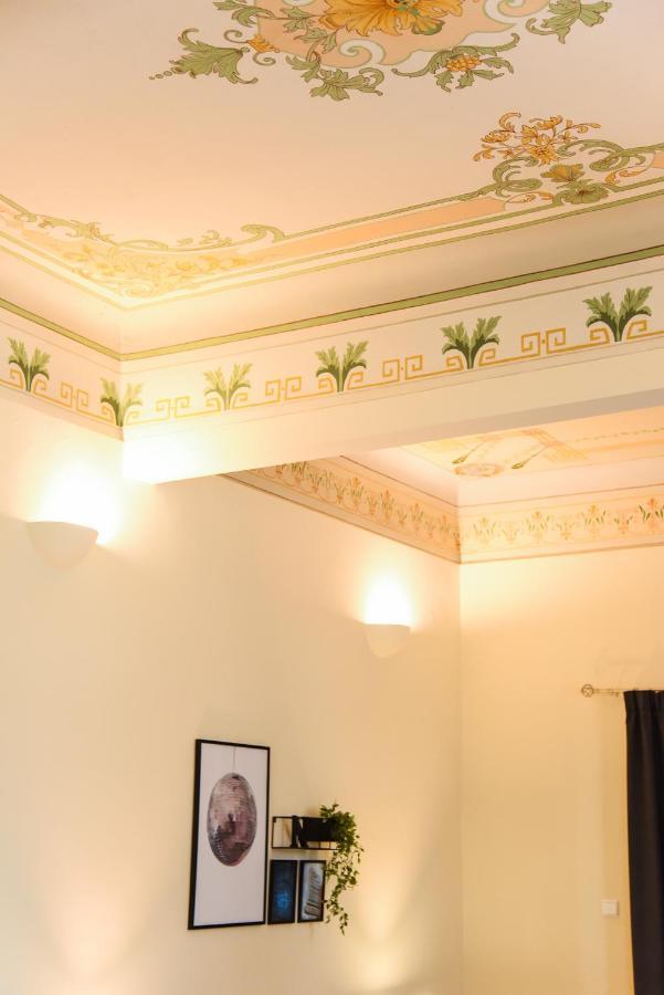 Neoclassical Apartment *