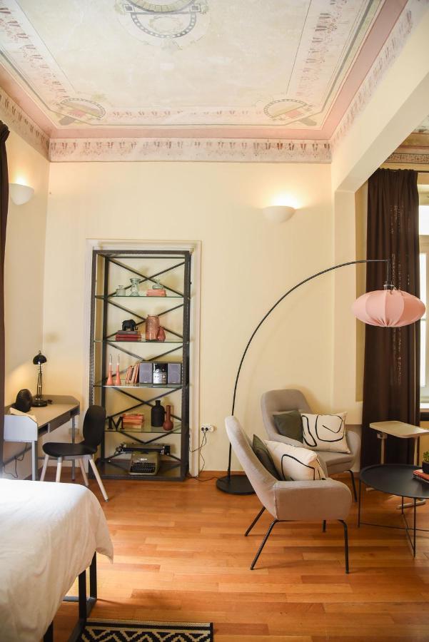 Apartment Neoclassical *